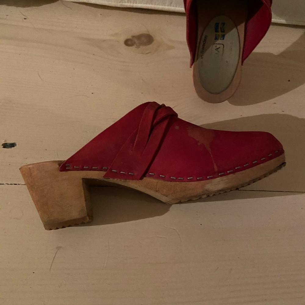 Red clogs - Picture 3 of 3